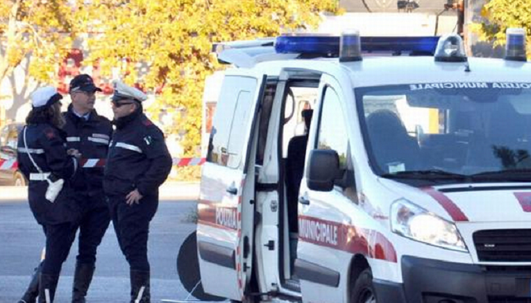 Sesso in auto, super multa per una giovane coppia