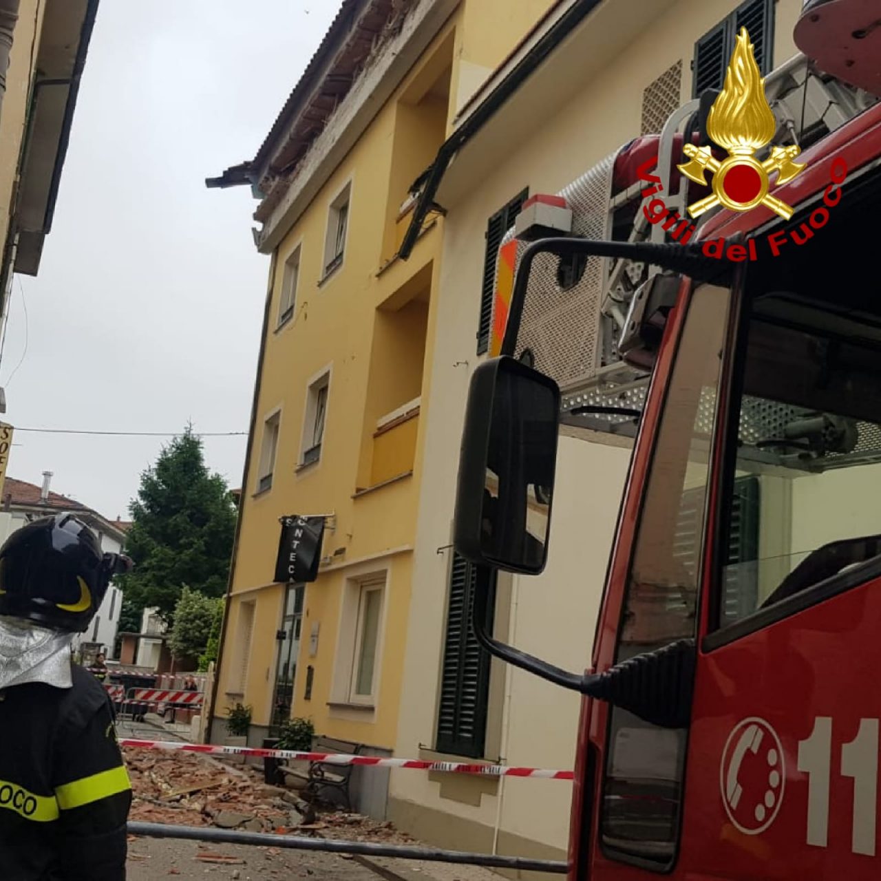 Montecatini, crolla la gronda dell’hotel, evacuati 20 turisti