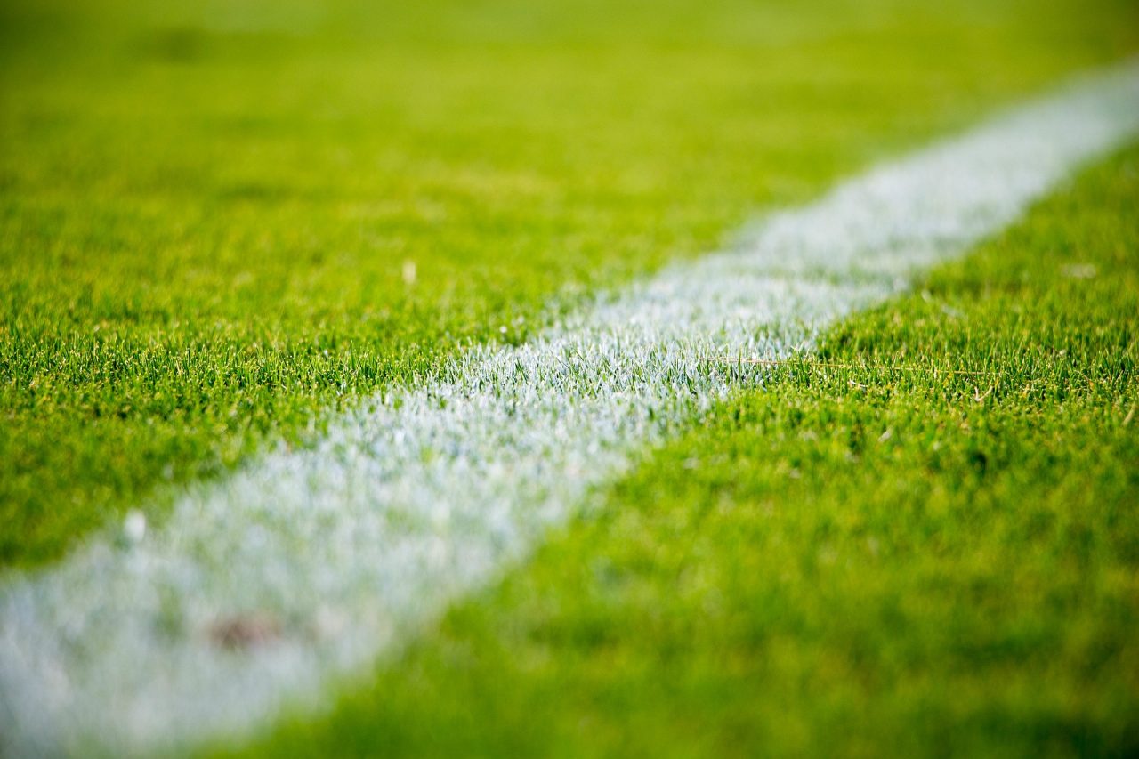 Paura nel pisano per un calciatore 21enne: perde conoscenza in campo dopo uno scontro