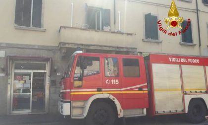 Incendio in una camera da letto: intossicato un uomo