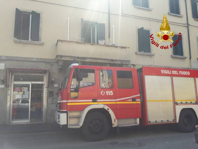 Incendio in una camera da letto: intossicato un uomo