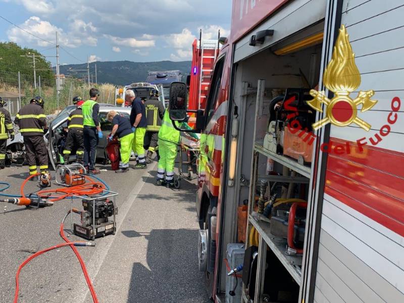 Incidente in via Aretina: servono i vigili del fuoco per estrarlo dall’auto