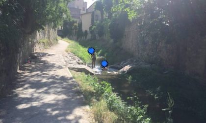 Giornata afosa: ragazzini si buttano nel torrente in pieno centro