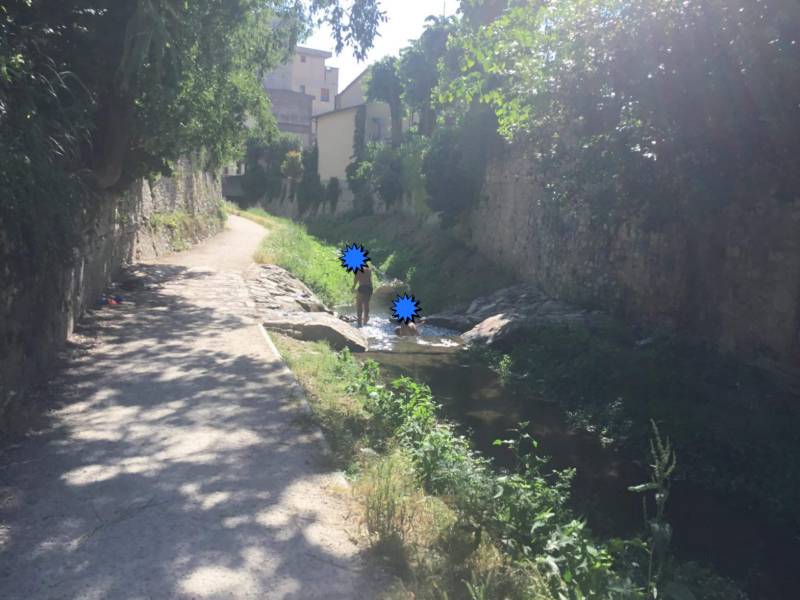 Giornata afosa: ragazzini si buttano nel torrente in pieno centro