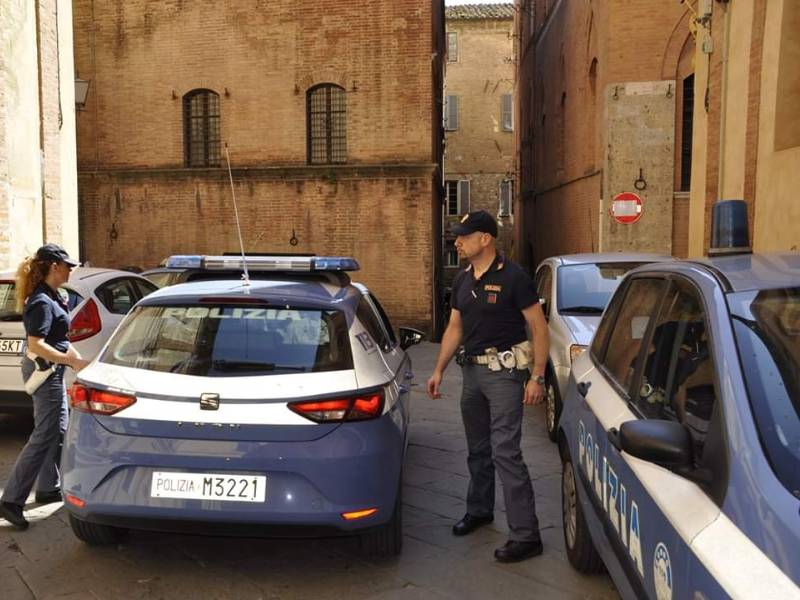 Lite tra commercianti in centro a Siena