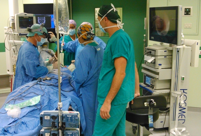 Operato per un tumore senza anestesia generale: nuovo successo del team di Villa Donatello
