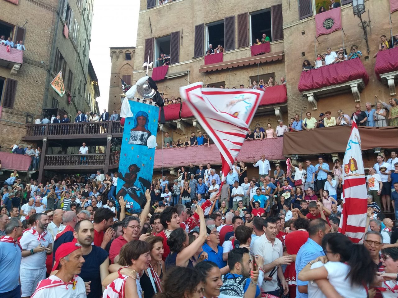 Palio di Siena 2 luglio 2019, trionfa la Giraffa VIDEO