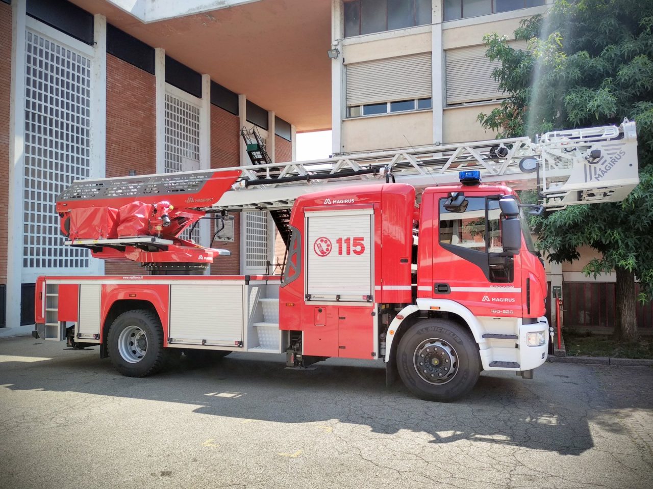 Rimane con un braccio dentro al macchinario