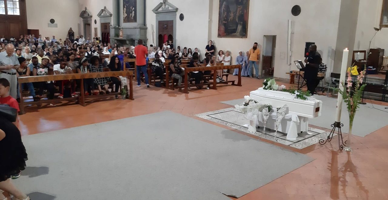 L’ultimo saluto a Blessing fra canti popolari e commozione