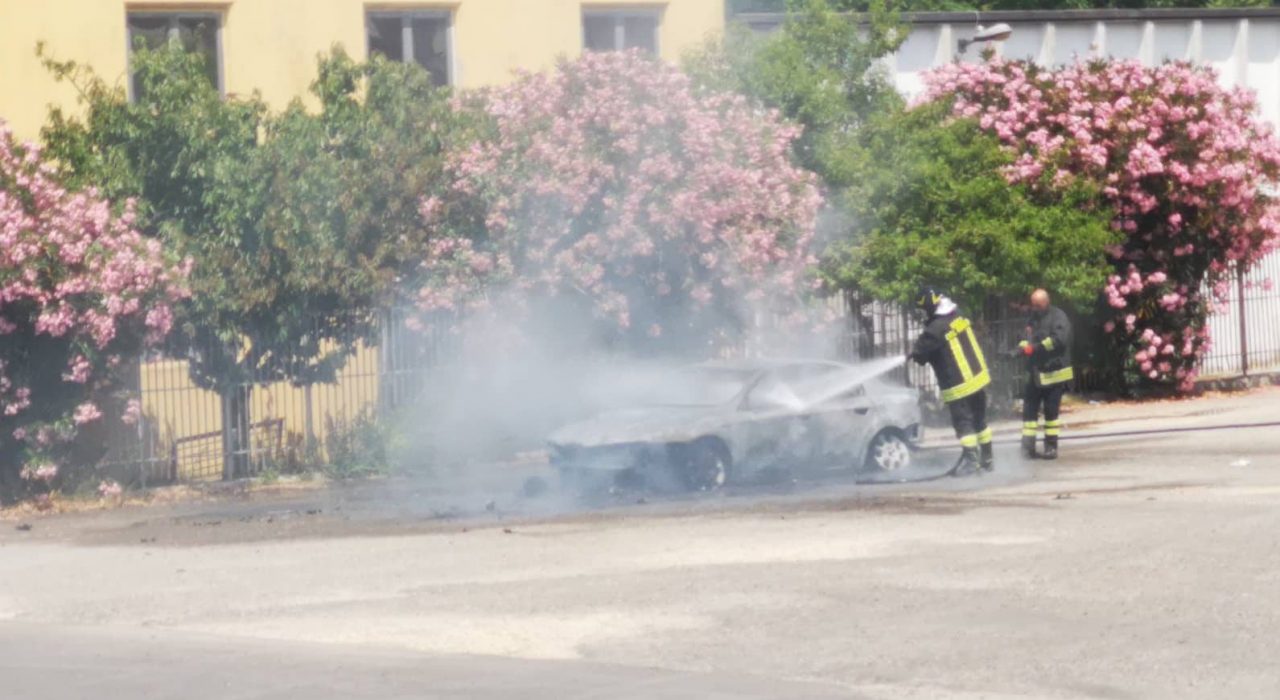 Auto in fiamme a Colle di Val d’Elsa VIDEO
