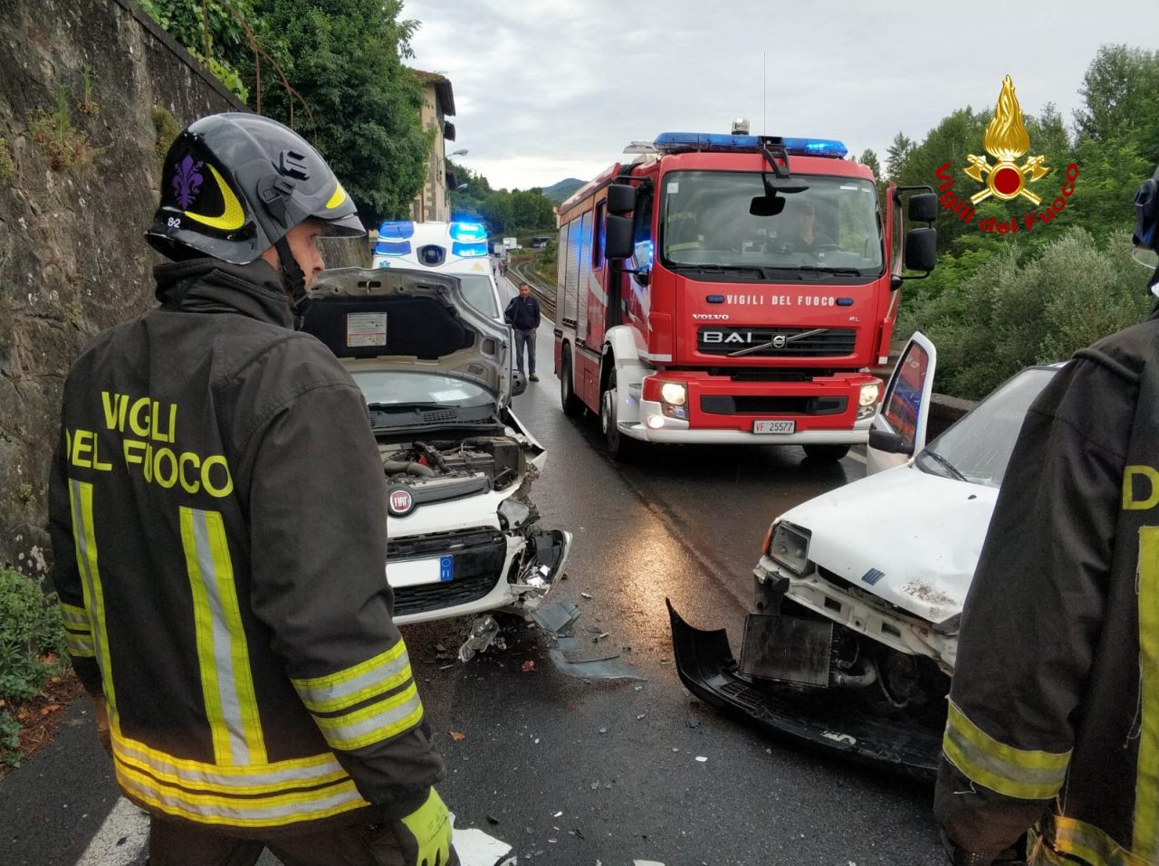 Frontale tra due auto. Tra i coinvolti una bambina