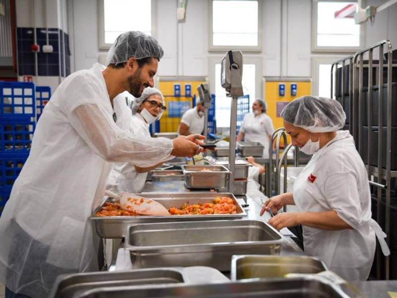 Marco Bianchi e la vincitrice di Masterchef al centro cottura delle scuole