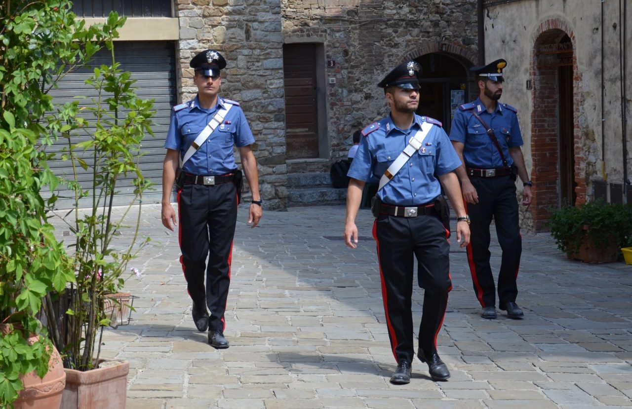 Truffa dello specchietto, donna anziana raggirata