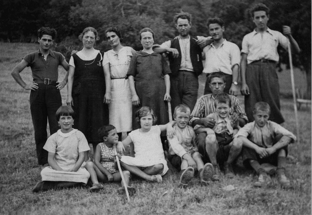 Famiglia contadina nei prati di Gavigno Foto Pro Loco Gavigno