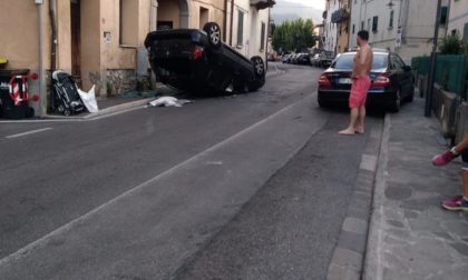 Si ribalta con l'auto in via Braga