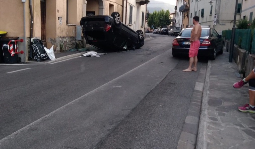 Si ribalta con l’auto in via Braga
