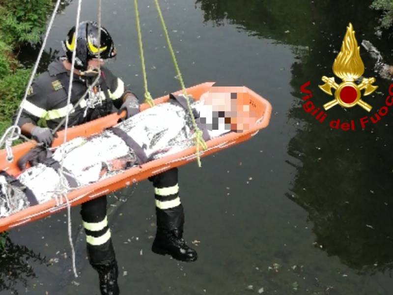 Finisce con l’auto nel torrente IL VIDEO