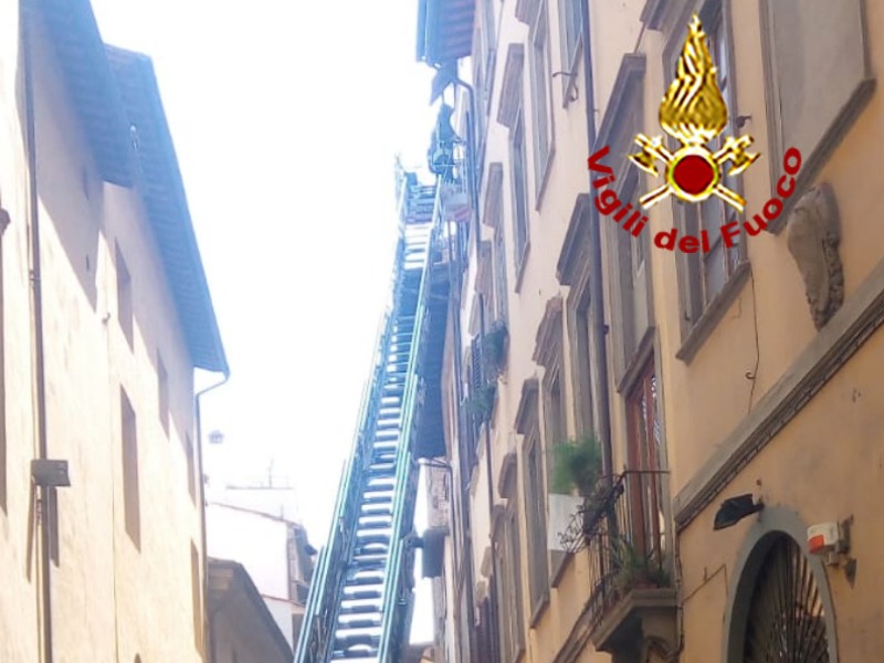 Incendio in un appartamento: due ragazze salvate -IL VIDEO