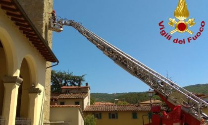 Crolla parte del campanile della chiesa