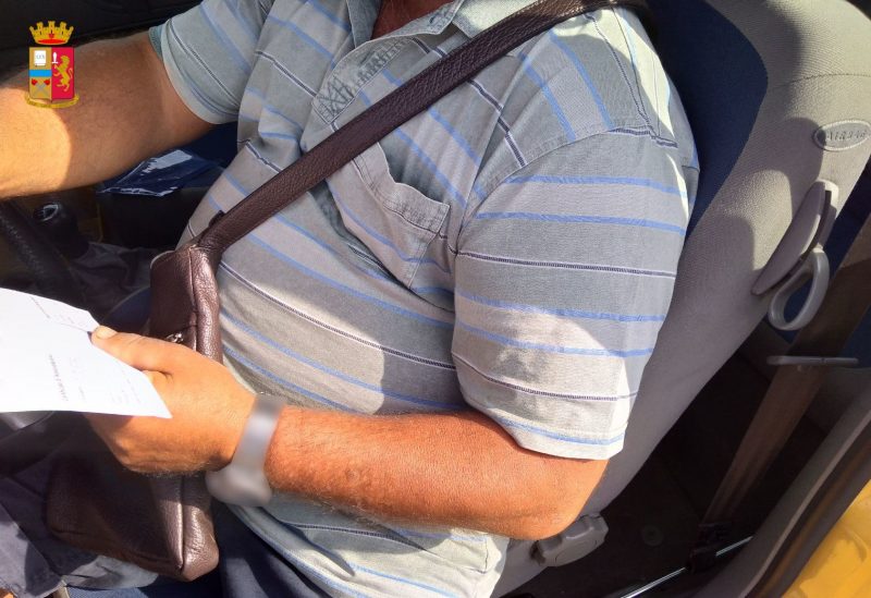 Guida con la tracolla della borsa anziché la cintura: -5 punti per un 63enne pistoiese