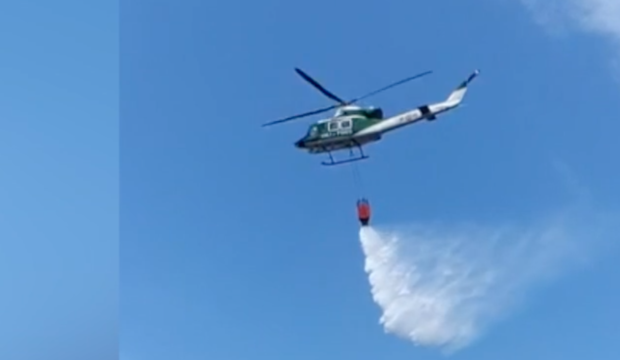 Incendio all’Argentario: in azione due elicotteri del servizio antincendi VIDEO
