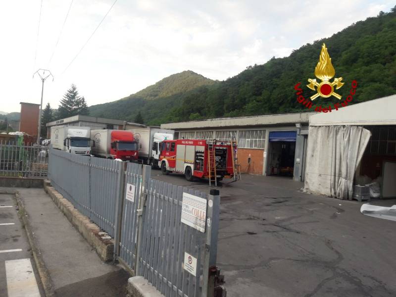 Brucia un capannone industriale
