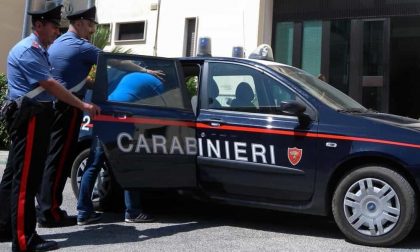 Prato, tentano di rubare una bici e prendono a calci e pugni il proprietario