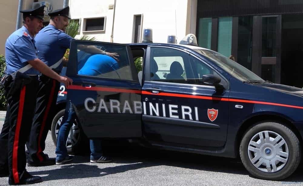 Prato, tentano di rubare una bici e prendono a calci e pugni il proprietario
