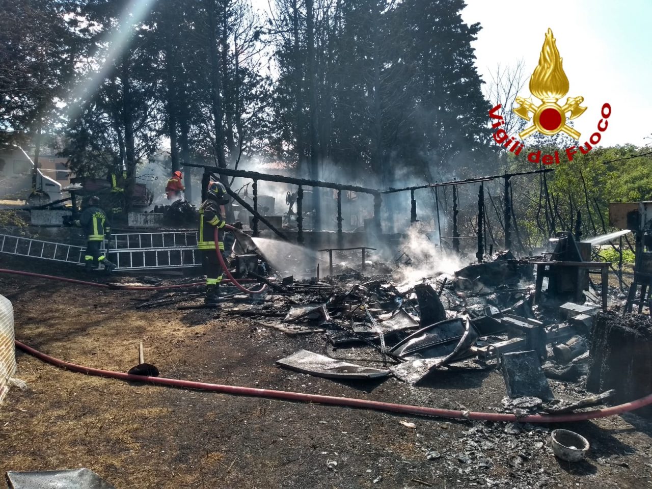 In fiamme una baracca, intervengono i Vigili del Fuoco