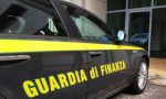 Trovato fuori casa, non vuole dare i documenti alla Guardia di finanza: IL VIDEO