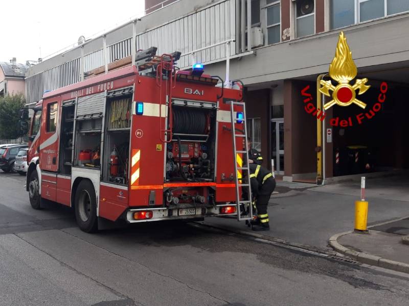 A fuoco garage condominiale a Prato