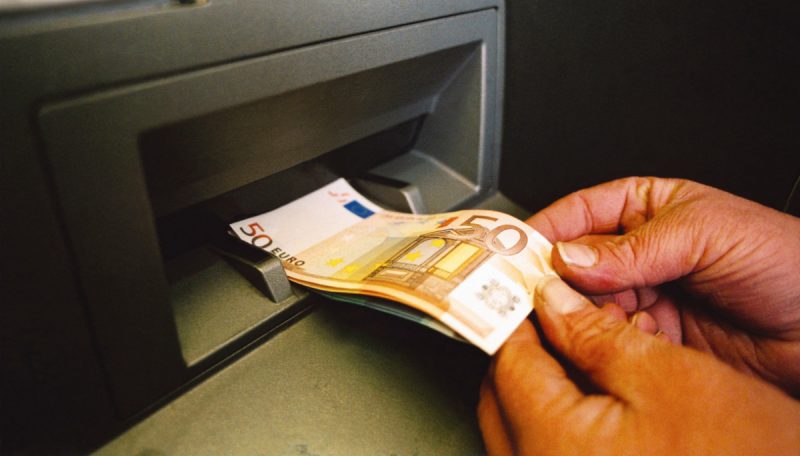 Spiavano i codici bancomat delle vittime alle casse dei supermercati