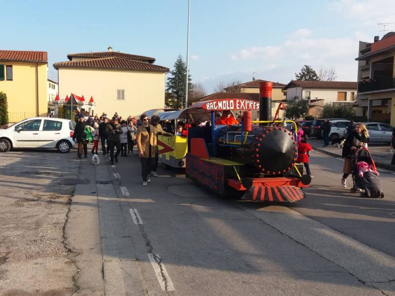 Torna il Carnevale estivo: carri, coriandoli e negozi aperti
