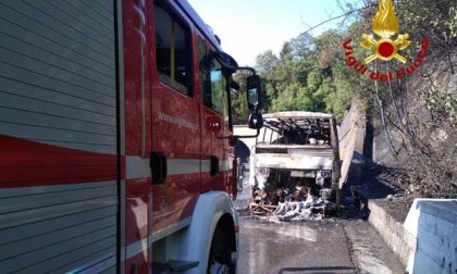 Incendio autobus sull'A1. Intervento dei vigili del fuoco