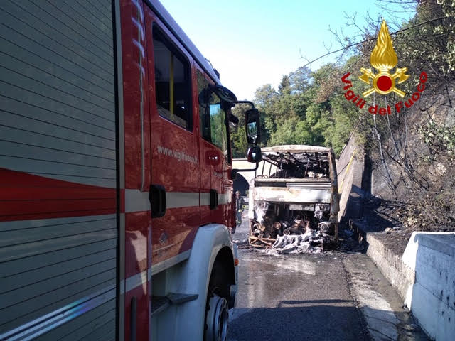 Incendio autobus sull’A1. Intervento dei vigili del fuoco
