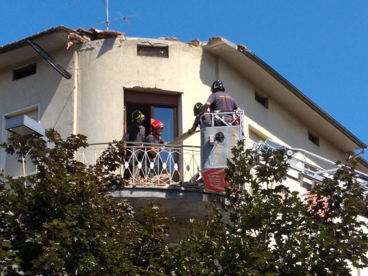 Crolla cornicione di una abitazione FOTO E VIDEO
