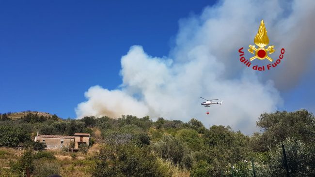 Camaiore (Lucca), vasto incendio sul monte Moneta