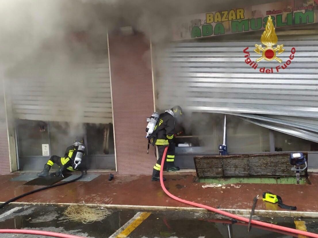 Incendio in un negozio: i Vigili del Fuoco spengono le fiamme FOTO