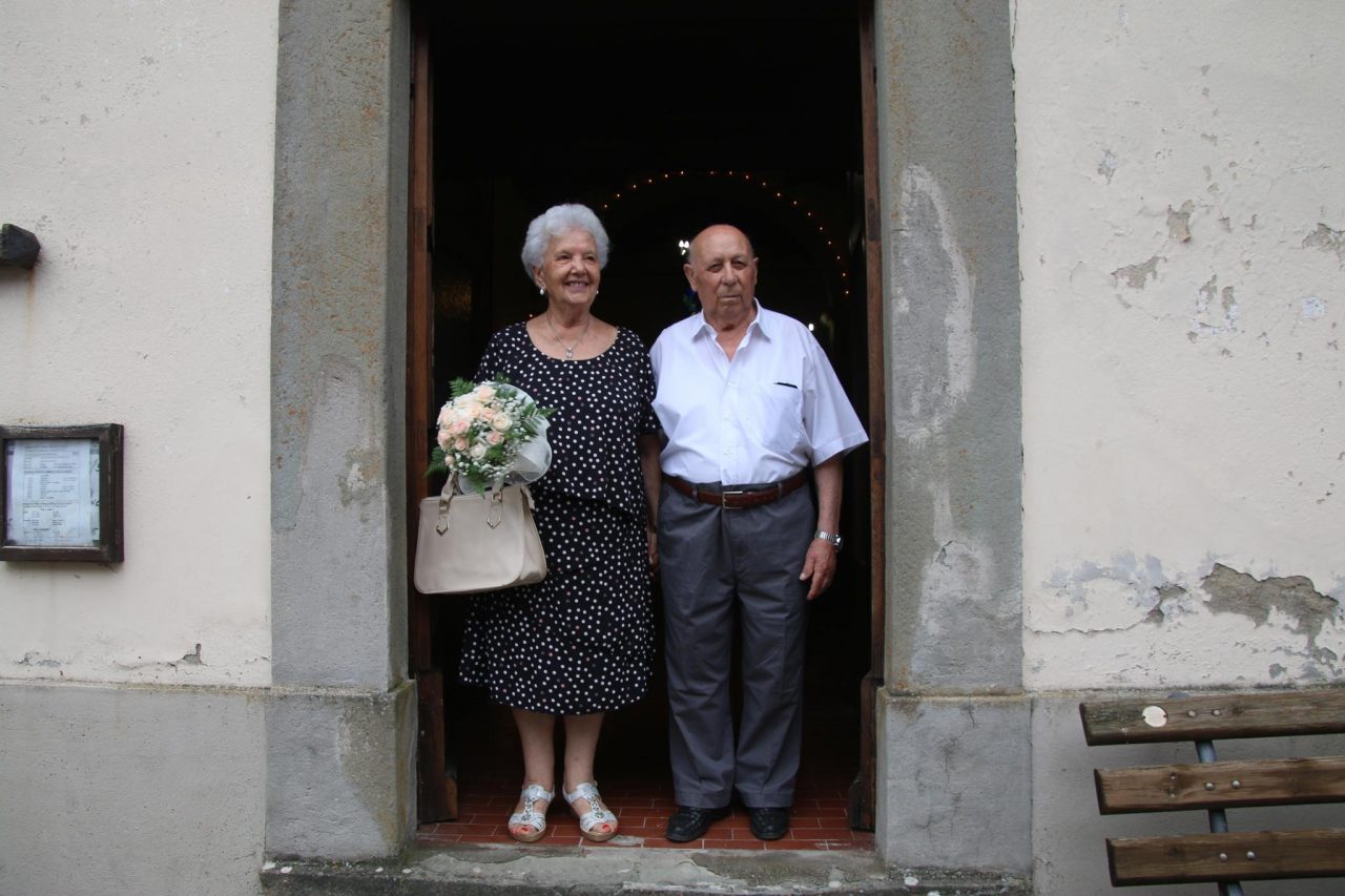 Choc in chiesa: chiedono una messa per il 60esimo anniversario di matrimonio e il prete celebra un elogio funebre