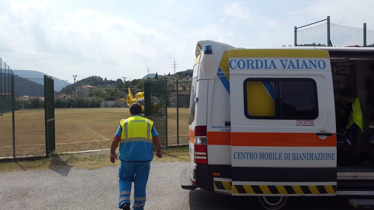 Incidente in via Nuova per Schignano: auto contro ciclista
