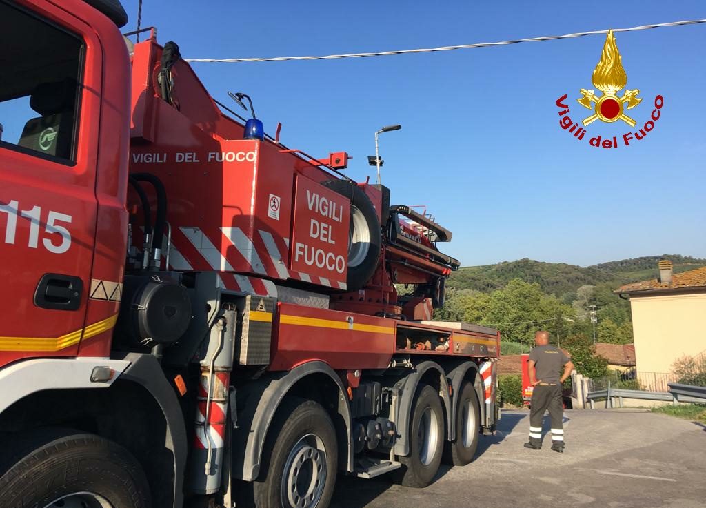 Camion incastrato nella carreggiata: c’è bisogno della grù