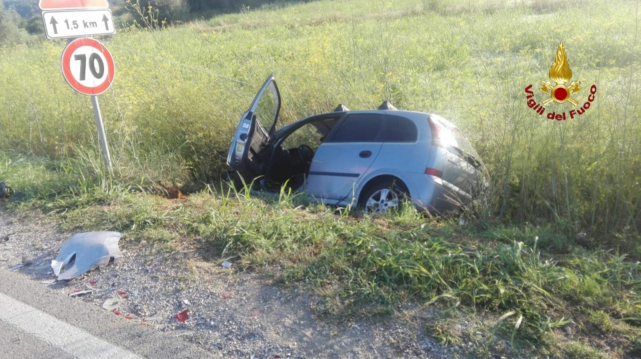 Scontro tra auto, una delle due finisce fuori strada