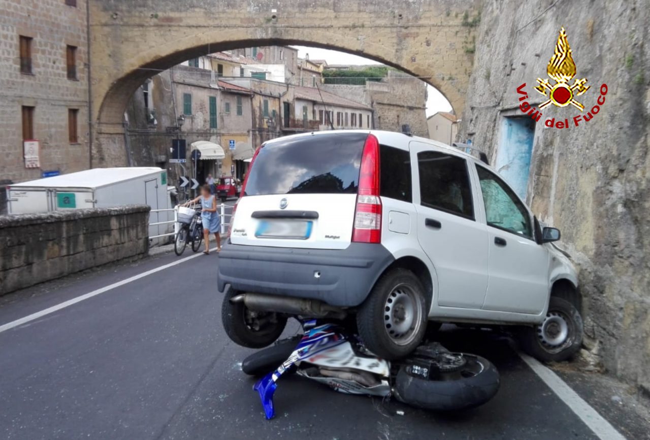 Incidente tra auto e moto, feriti trasportati in ospedale