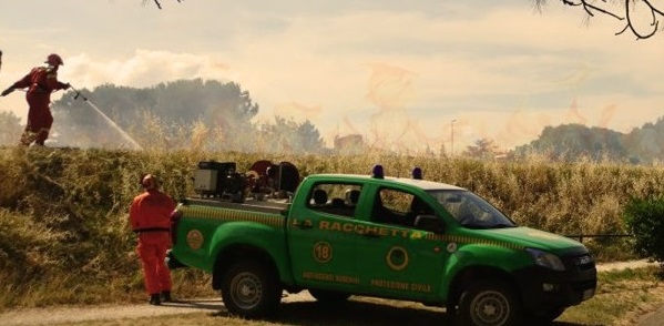 Bruciano rifiuti speciali, colti sul fatto dai forestali