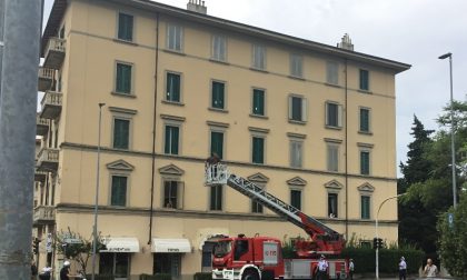 Finestre aperte, proprietario in ferie: rimosse dai vigili del fuoco