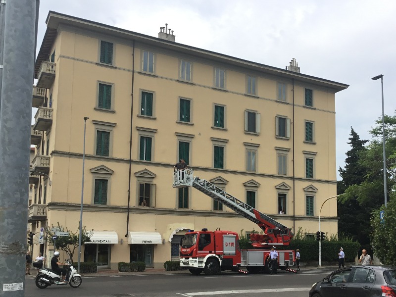 Finestre aperte, proprietario in ferie: rimosse dai vigili del fuoco