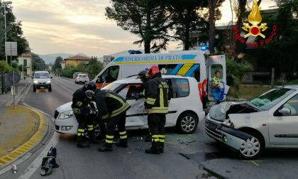 Rimane incastrato nell'auto dopo lo scontro