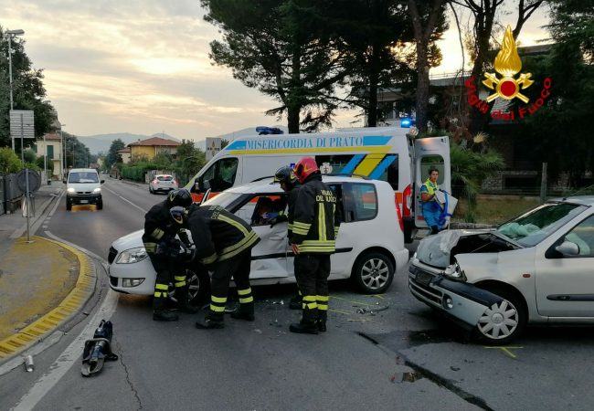 Rimane incastrato nell'auto dopo lo scontro