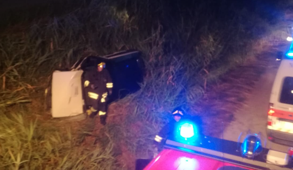 Auto si ribalta e finisce fuori strada FOTO
