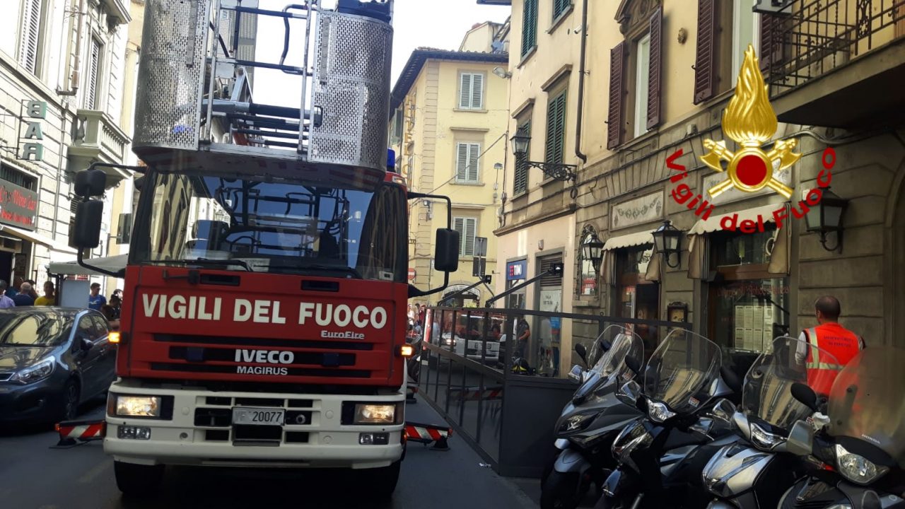 Prende fuoco la cucina di un ristorante in via Nazionale